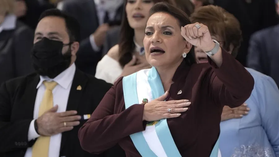 Xiomara Castro juró y se convirtió en la primera presidenta de Honduras Xiomara Castro juró y se convirtió en la primera presidenta de Honduras