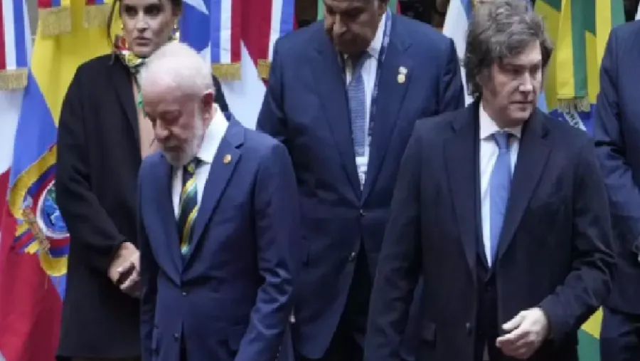 Milei tuvo un frío saludo con Lula Da Silva y llamó al Mercosur “cortina de hierro”